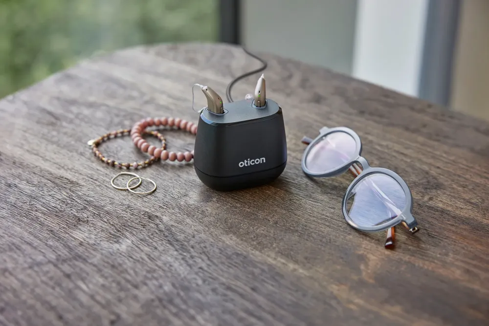 Oticon_Intent_Still_Life_miniRITE_Jewelry_Glasses_MS_0435b